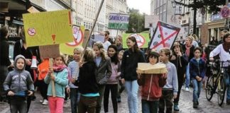 Çocuklardan Bir Protesto: Benimle Oynayın, Telefonunuzla Değil!